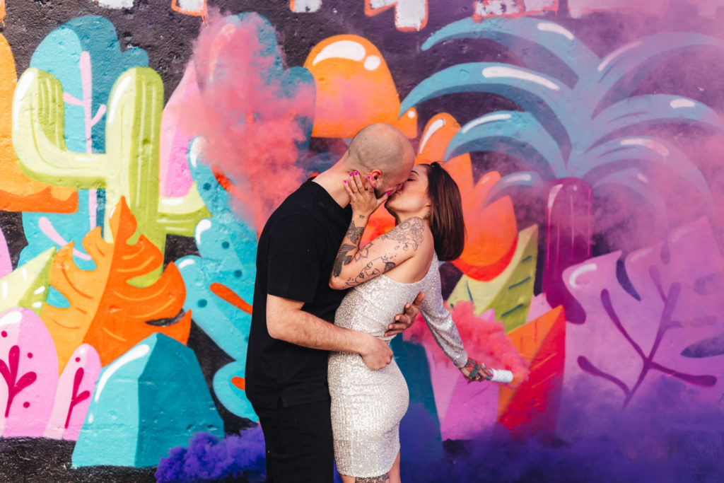 Couple qui s'embrassent avec des fumigènes autour pendant une séance couple à Mulhouse