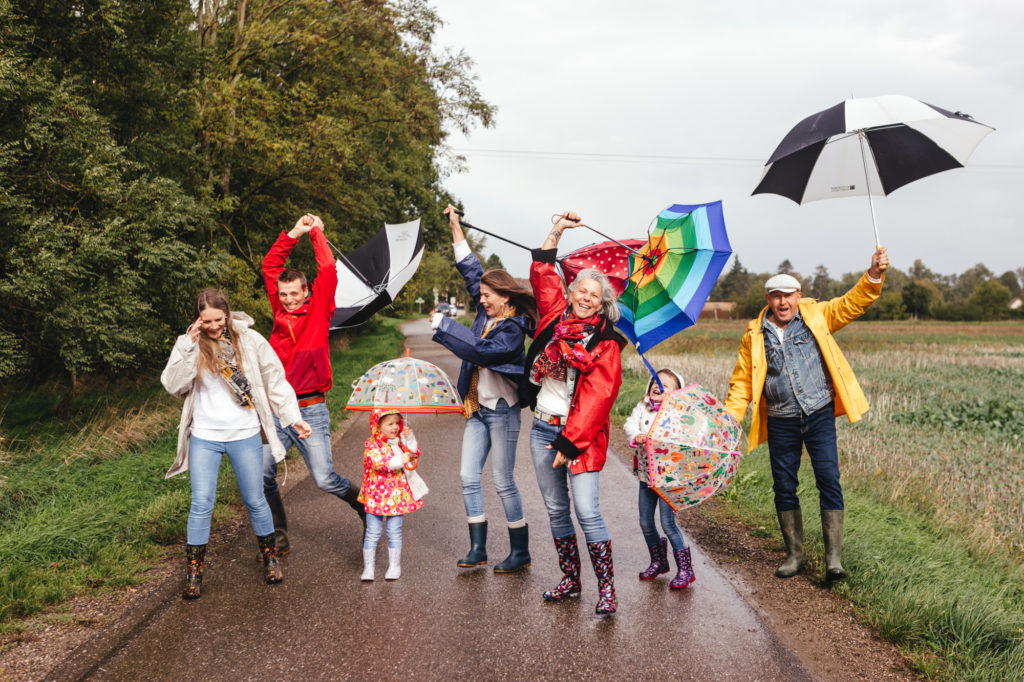 Un shooting famille coloré sous la pluie dans le Haut-Rhin