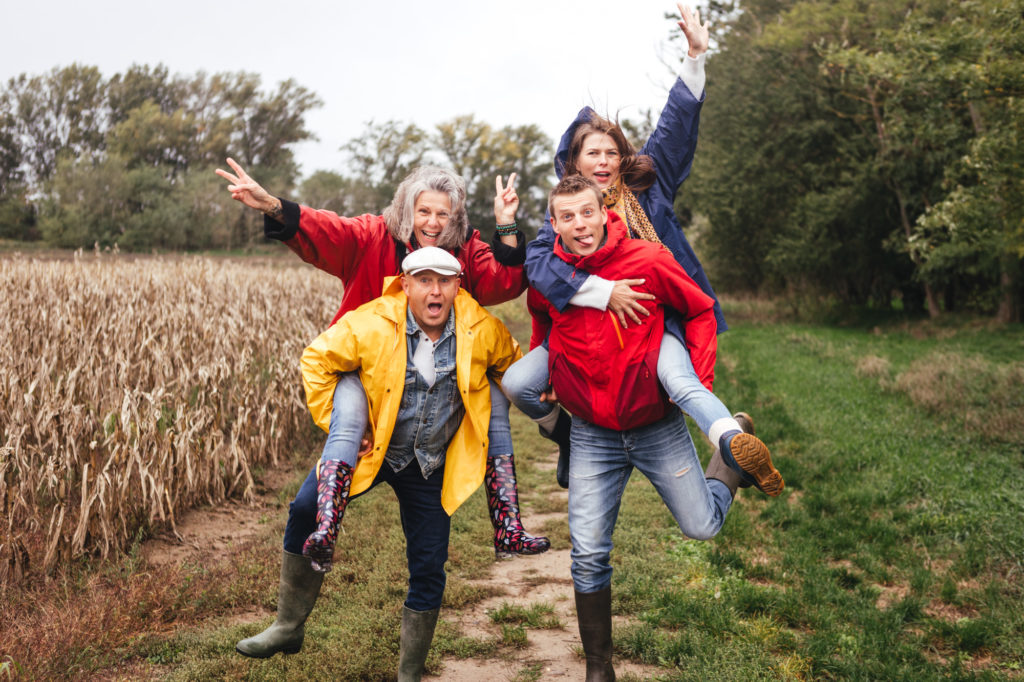 Une famille qui rit pendant une séance famille coloré et pluvieuse en Alsace